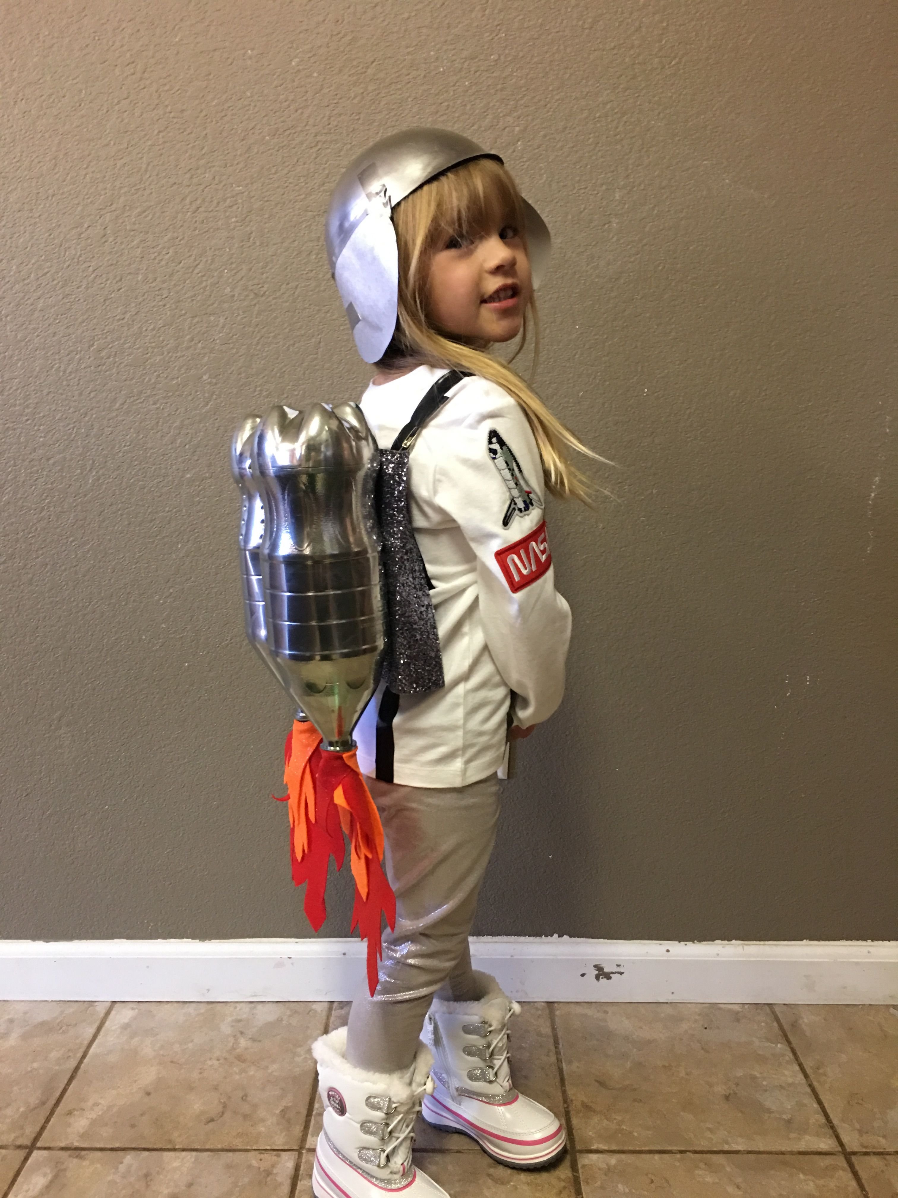 Костюм на день космонавтики для девочек. Космические костюмы для детей. Костюм Космонавта для девочки. Космический костюм для девочки в садик. Детский костюм ракета.