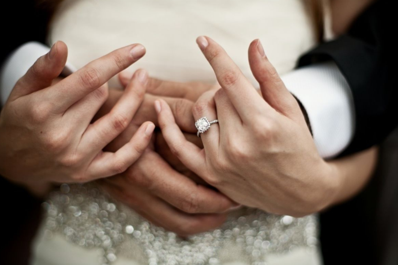 Первое замужество. Свадебные кольца. Свадебные кольца на руках. Красивые обручальные кольца на руках. Надевает кольцо.