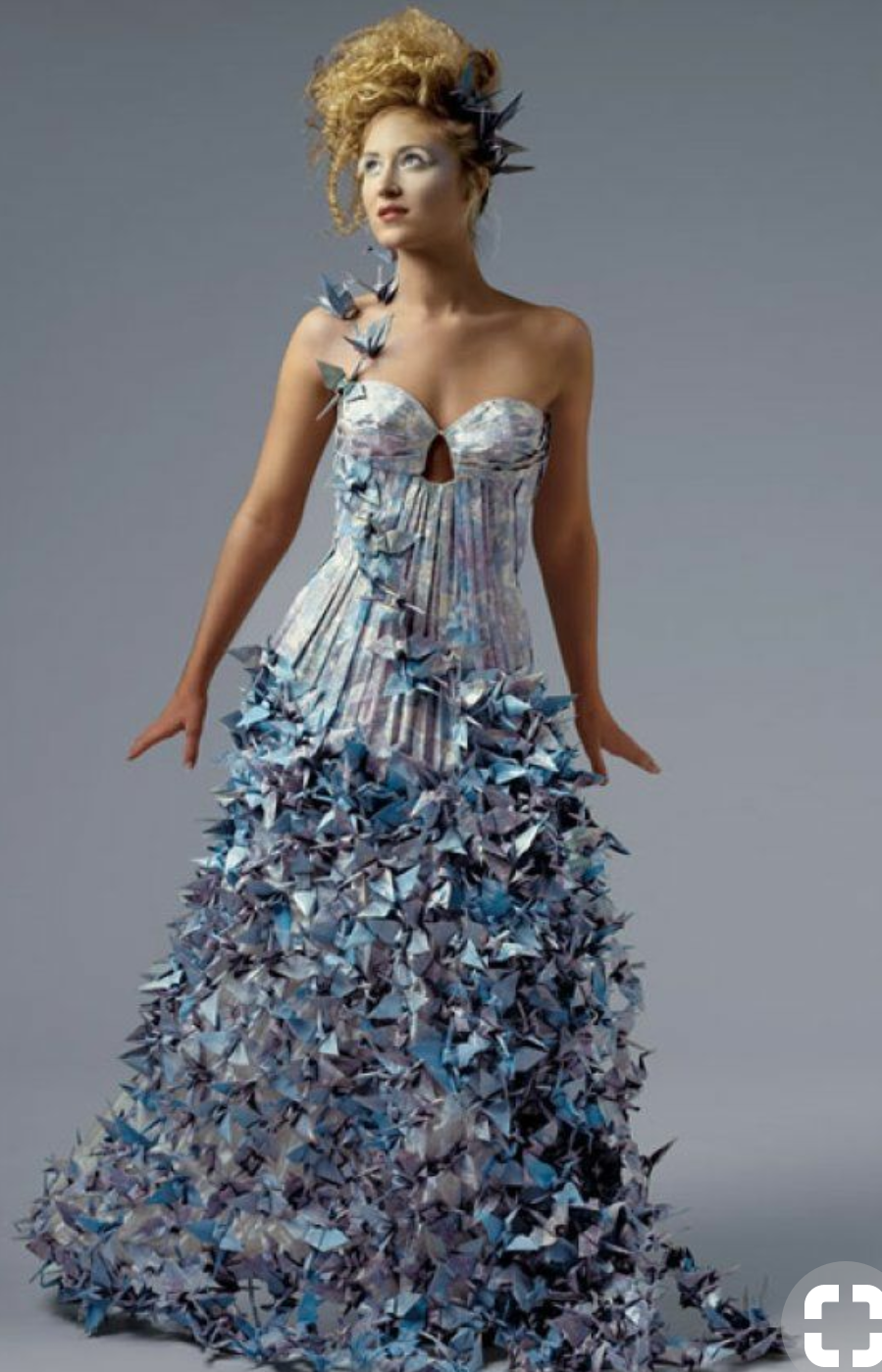 Необычные платья. Наряды из нетрадиционных материалов. Платье из необычных материалов. Необычные платья для девочек.