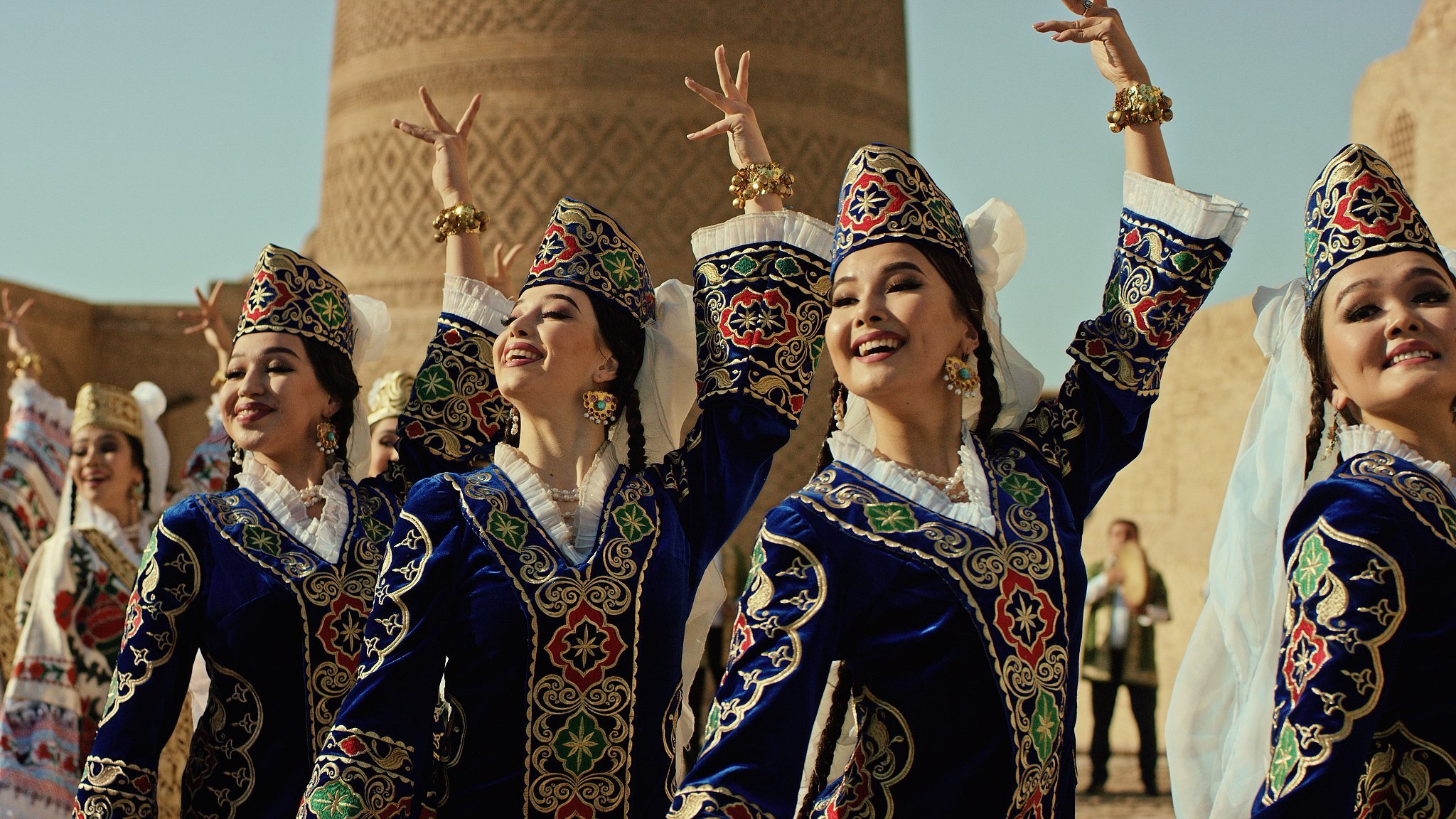 Период узбекски. Узбекский национальный костюм Хорезм. Национальные танцы Узбекистана. Узбекские национальные танцы. Узбекские женщины.
