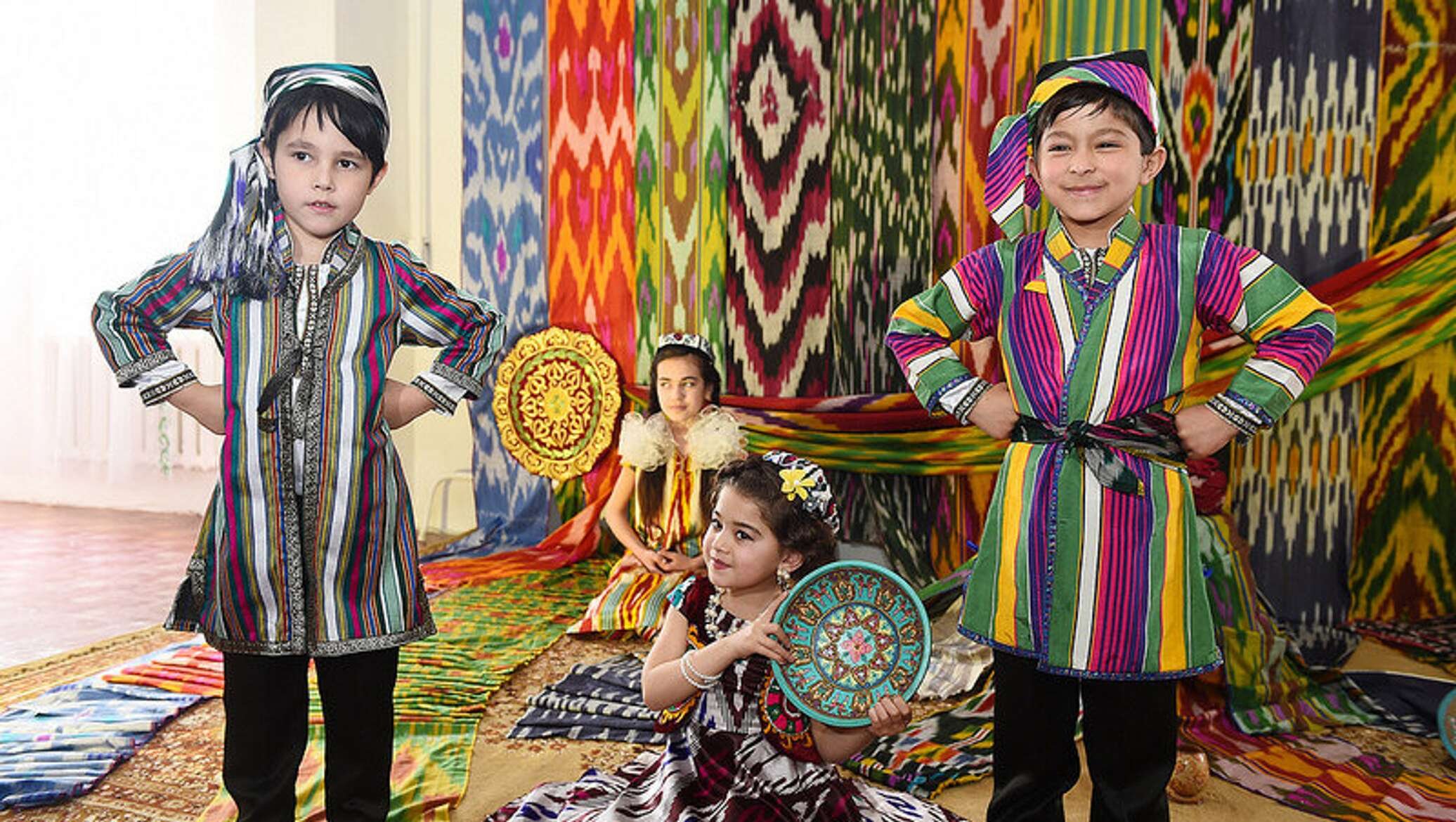 Темы таджикский. Таджикистан детский национальный костюм чакан. Атлас адрас Навруз. Таджикистан национальный костюм дети.