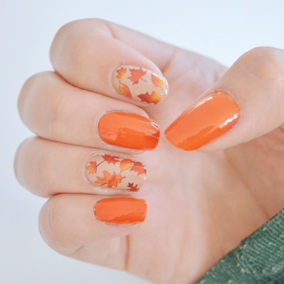 Оранжевый маникюр с листьями