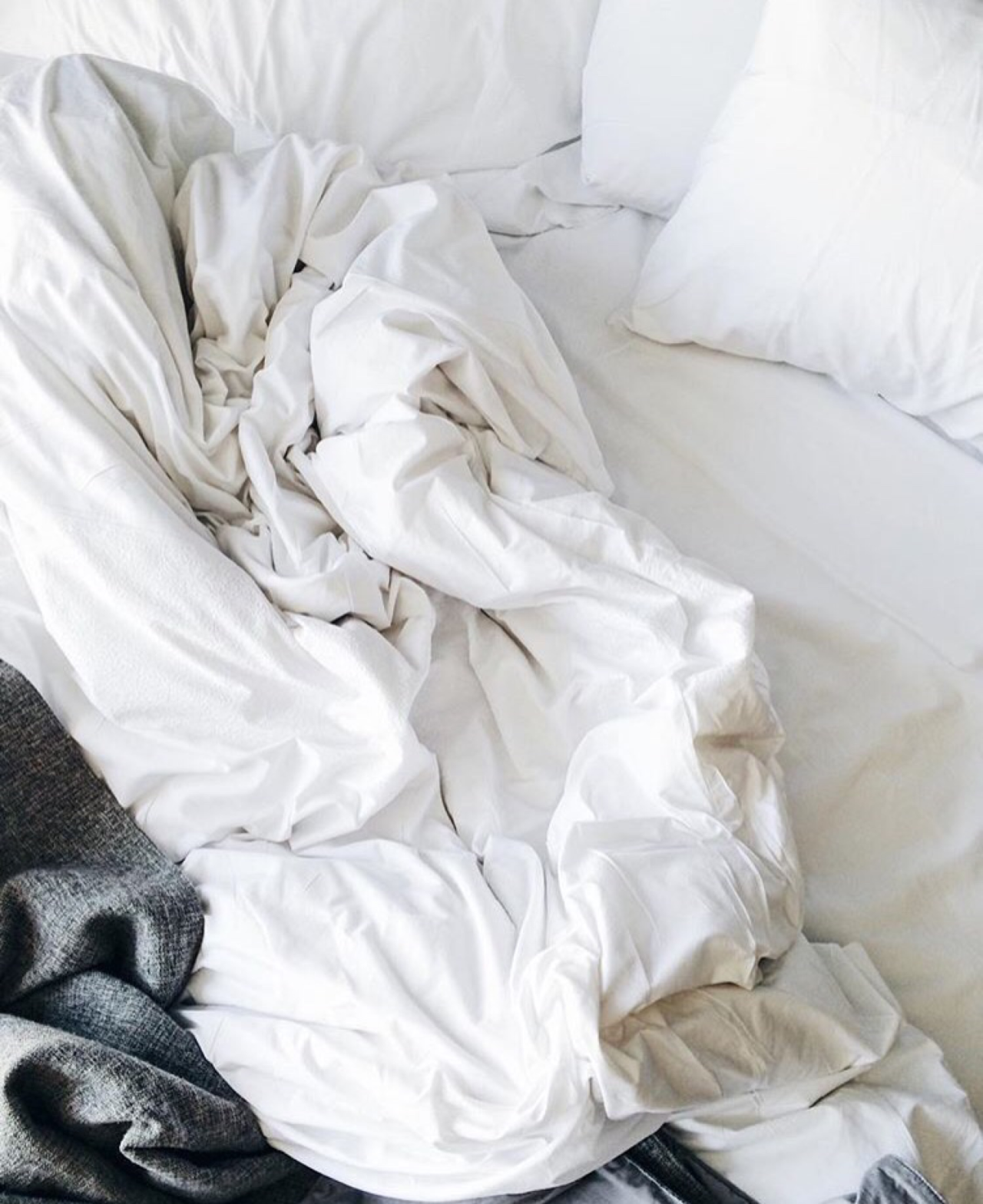 Almaty на мятых простынях цвета мак. Скомканное одеяло. Мятая кровать. Мятое постельное белье. Смятое одеяло.