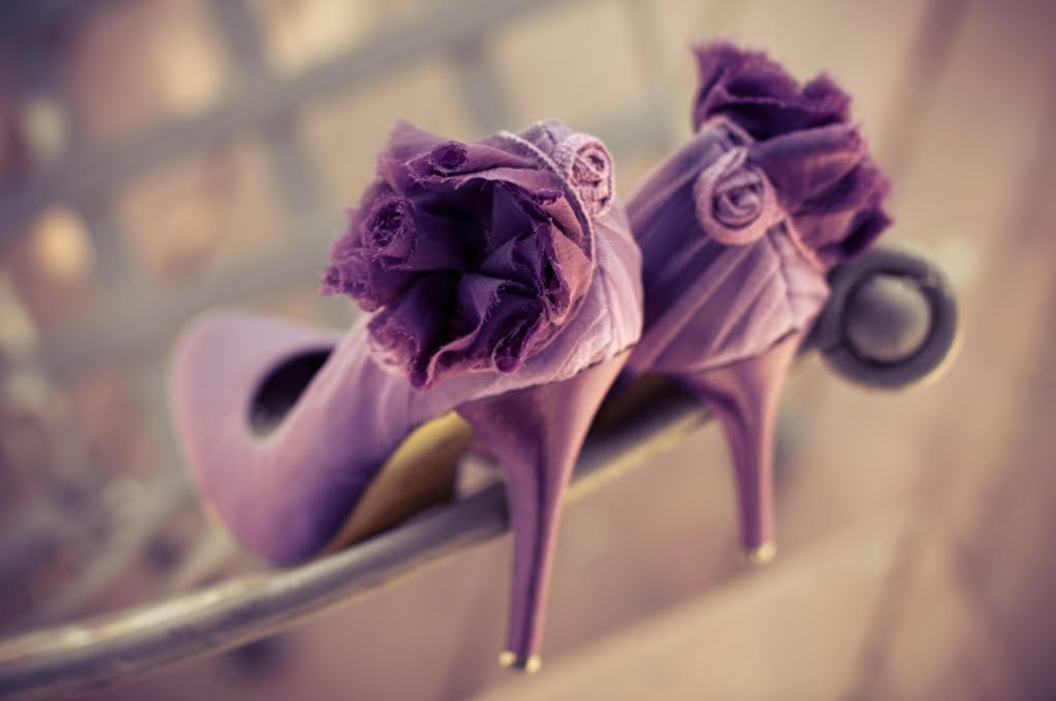 Ласковая предмет. Туфли розовые с сиреневым. Фиолетовые туфли Эстетика. Сиреневые туфли. Цветы в туфле.