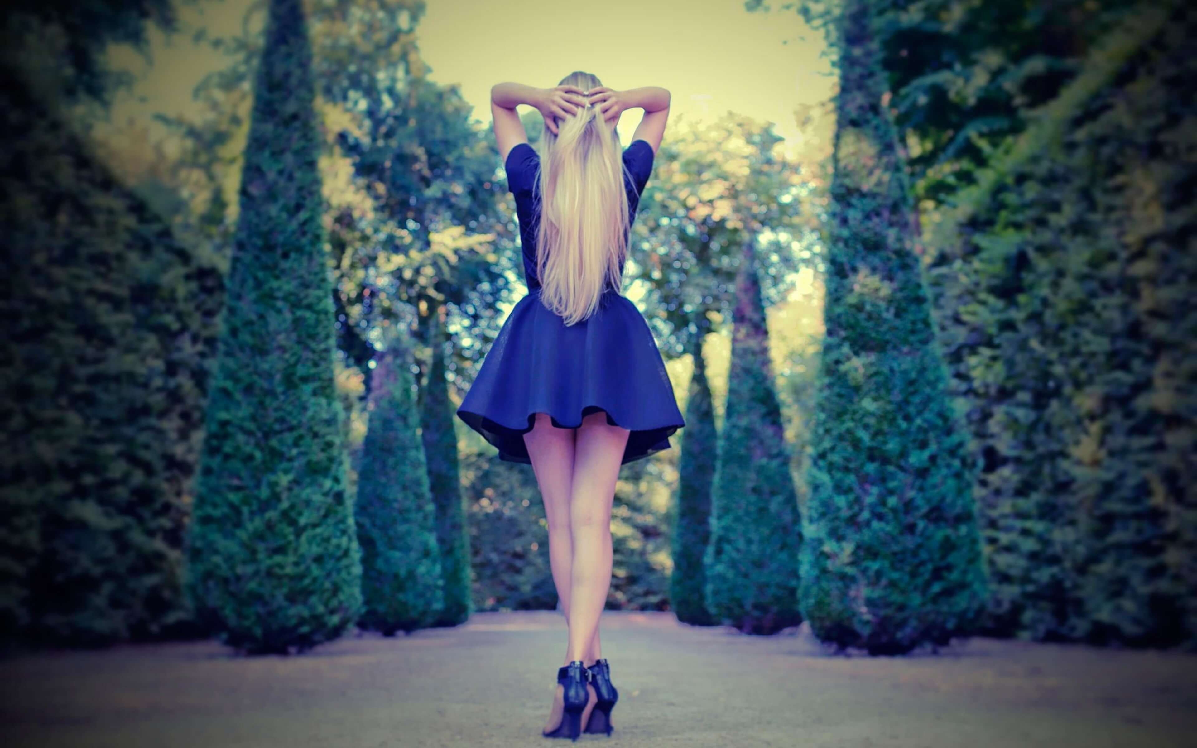Блондинка в синем платье