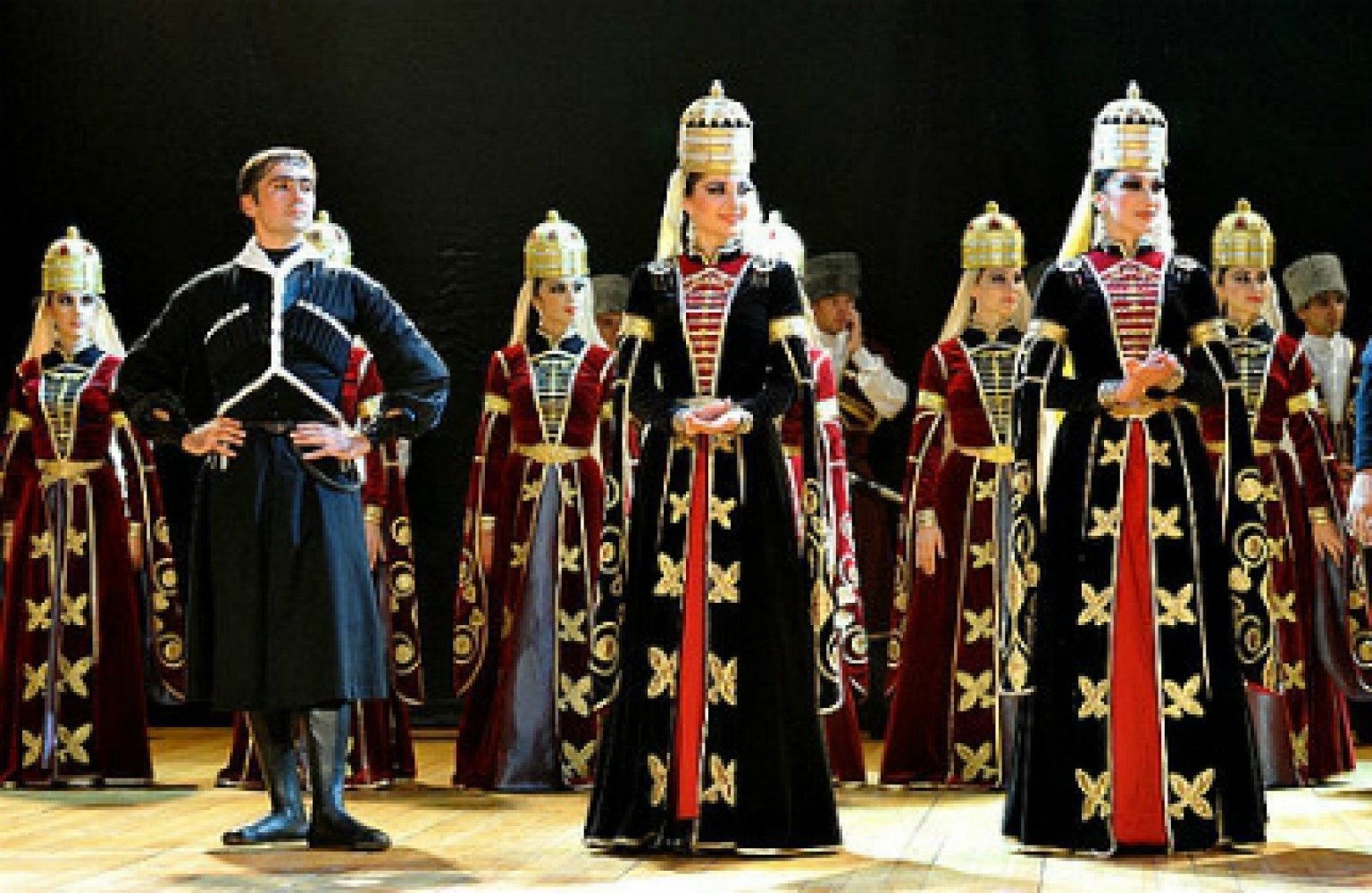 Покажите кабардинские. Национальная одежда Кабардино балкарцев. Национальный костюм Карачаево Черкесии. Кабардино-Балкария кабардинцы. Зафак адыгейский танец.