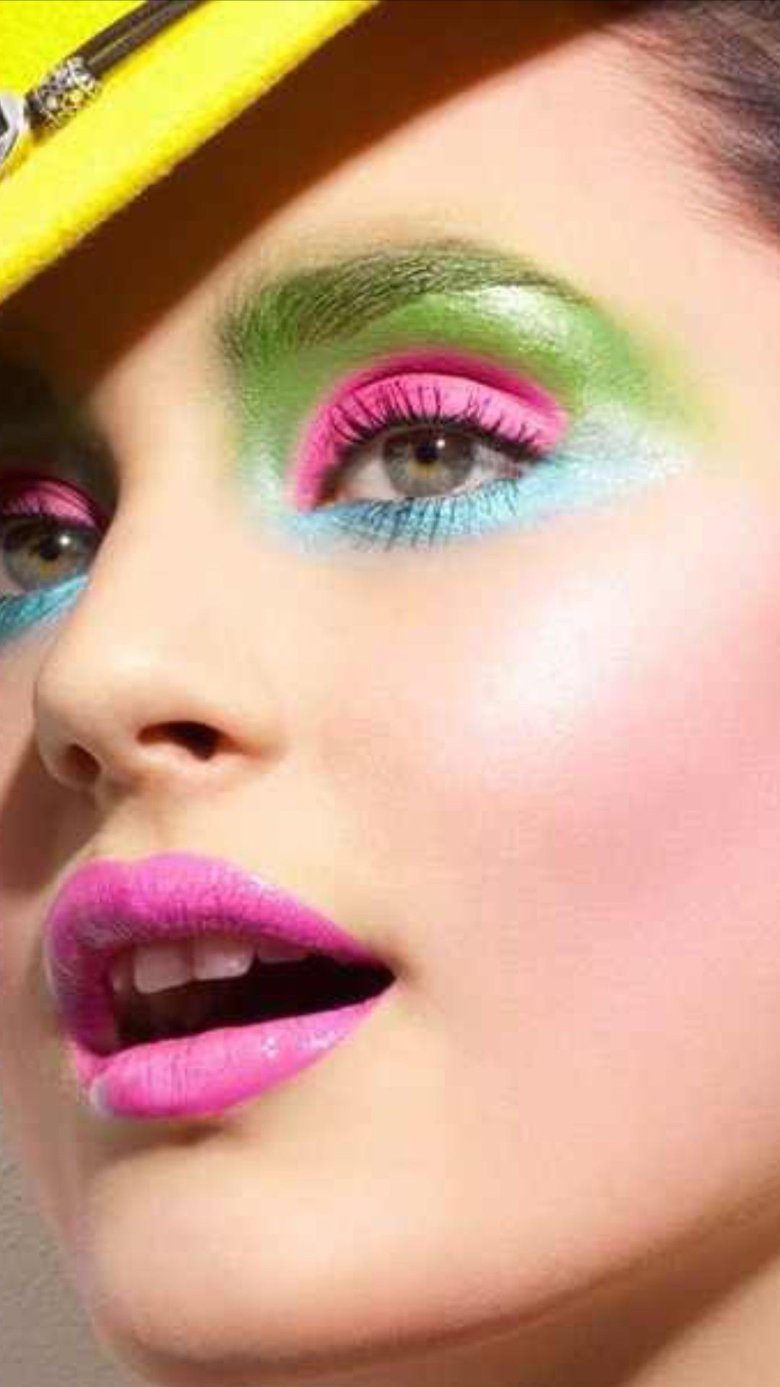 Розово зеленый макияж. Яркий весенний макияж. Изумрудный макияж. Макияж изумрудный Смоки.