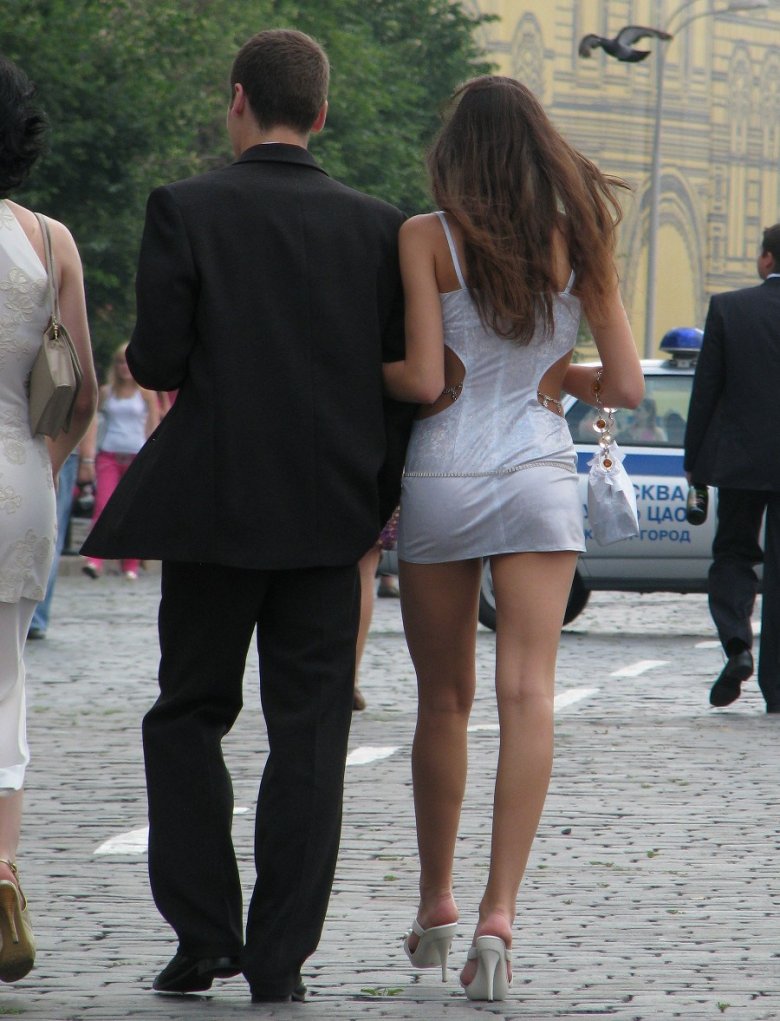 Девушка в коротком платье на улице. Прозрачное платье на улице. Девушки в коротких юбках на улице. Летом под платьем.