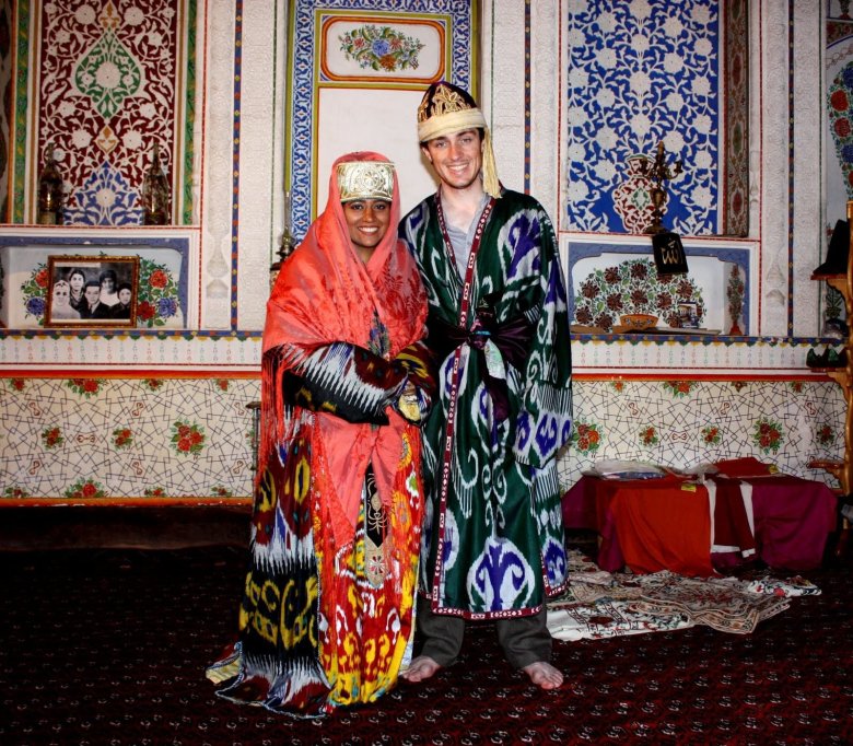 Узбеки в национальных костюмах