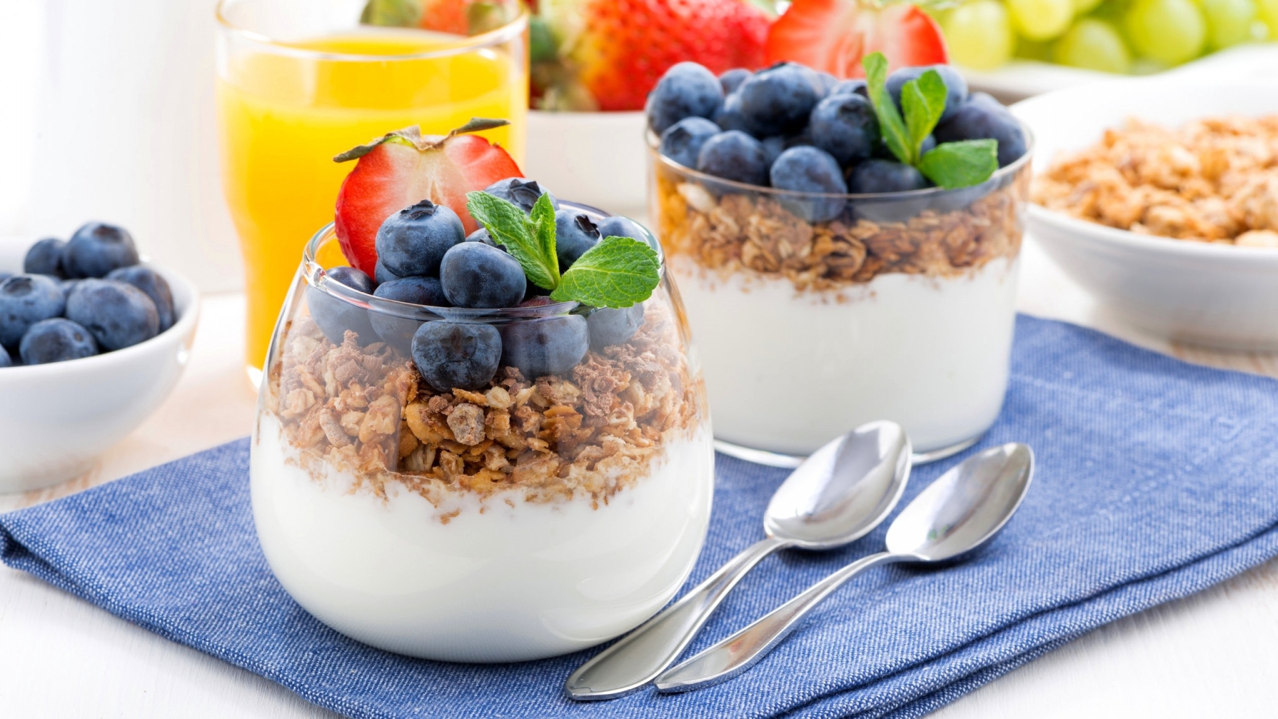 Завтрак в стакане. Здоровый завтрак. Полезный завтрак. Йогурт с гранолой и фруктами. Красивый полезный завтрак.