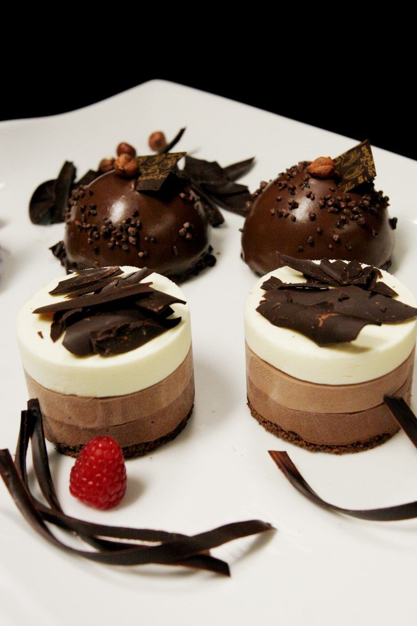 Три десерта. Пирожные триьшоколада. Пирожное три шоколада. Украшение шоколадных пирожных. Пирожные с шоколадным декором.
