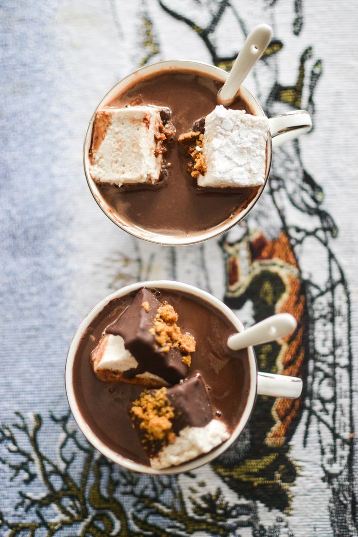 Горячий шоколад с маршмеллоу в кафе