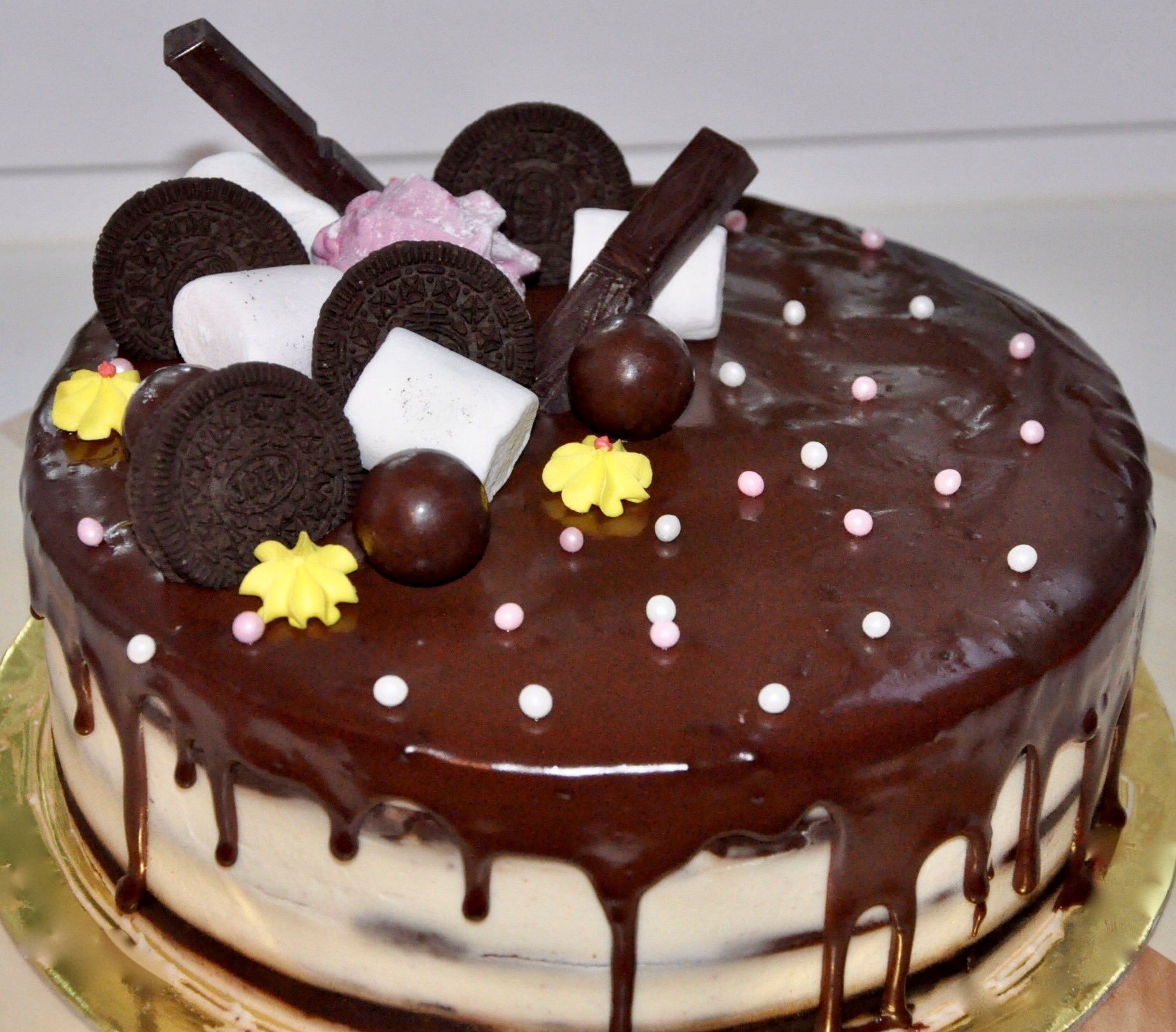 Легкие красивые торты. Украшение торта. Украшение тортов в домашних. Торт с шоколадным декором. Украшег шоколаднлгг торта.
