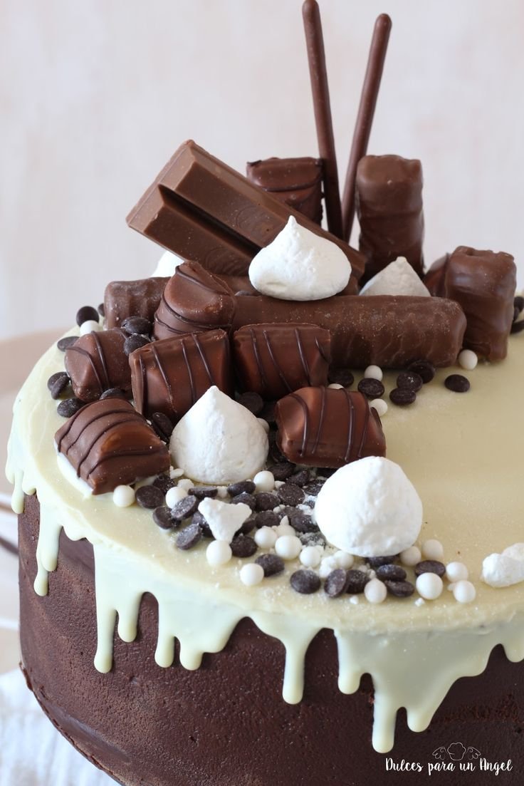 Украшение сладостями торта белый шоколад