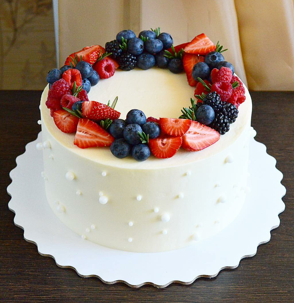 Торт с клубникой и голубикой. Украшение торта ягодами. Торт с ягодами. Украшение торта фруктами и ягодами. Декор торта ягодами.