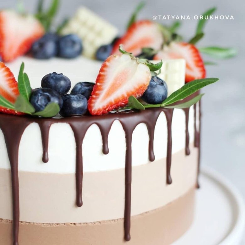 Украшение торта три шоколада ягодами
