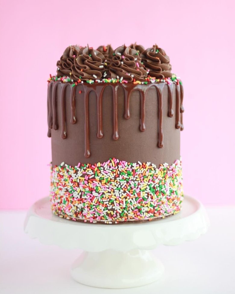 Торт с шоколадным декором для девочки