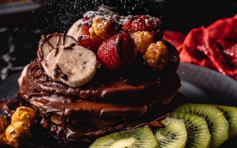 Десерт с фруктами в шоколаде