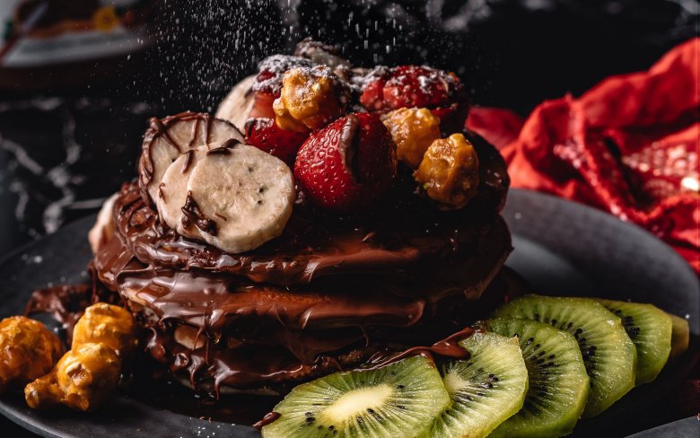 Десерт с фруктами в шоколаде