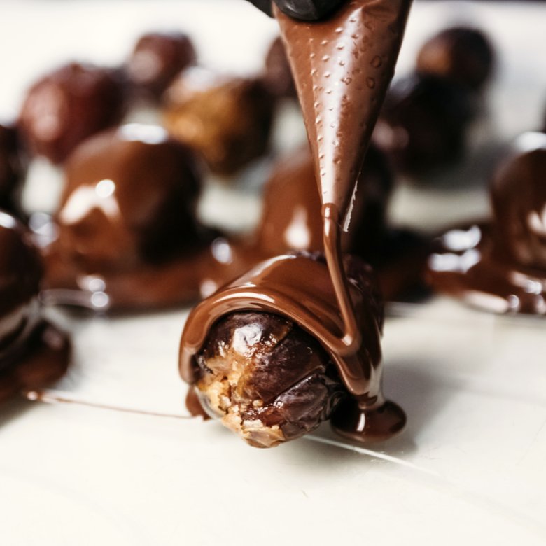 Конфеты с финиками и орехами в шоколаде