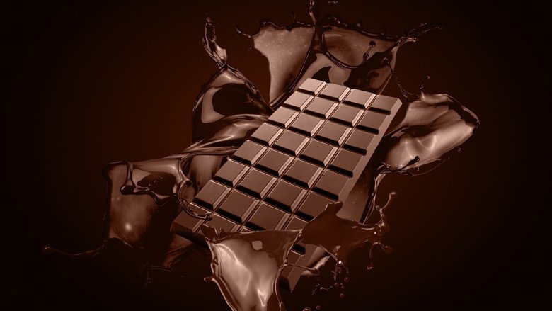 Плитка шоколада на темном фоне
