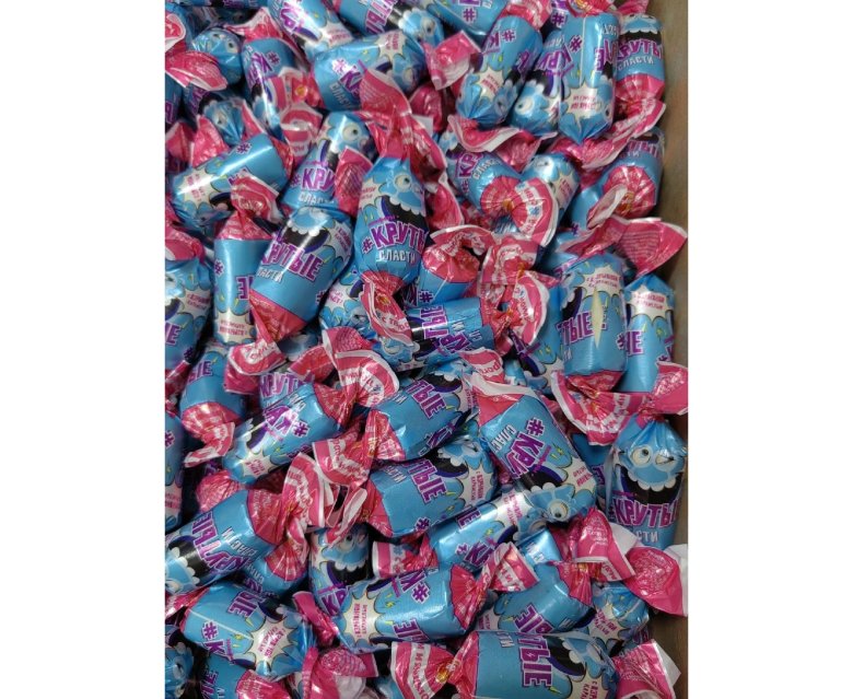Розовые конфеты и батончики