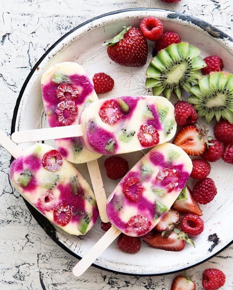 Мороженое с фруктами и ягодами