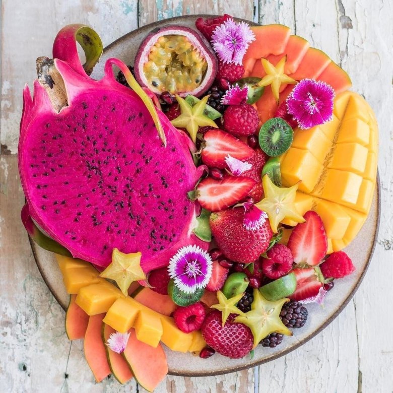 Тарелка с экзотическими фруктами