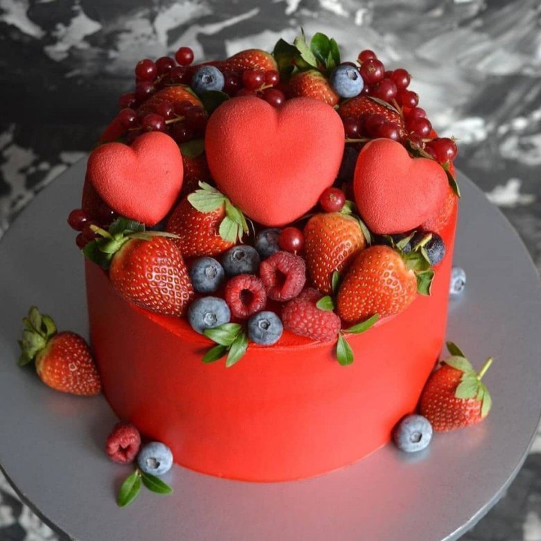 Торт в форме сердца с ягодками