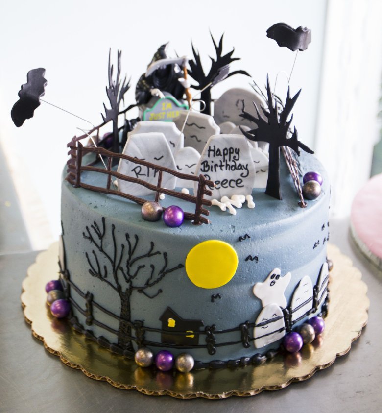 Торт с могилками на Хэллоуин