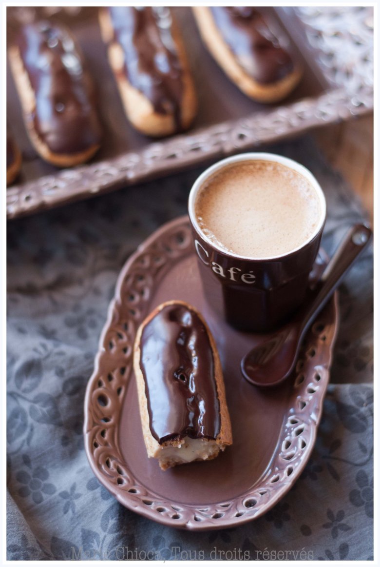 Шоколадные пирожные и кофе