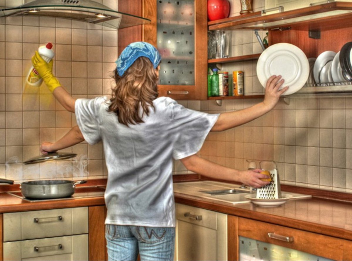 Дом без женщины. Хозяйка в доме. Современный быт. Уставшая женщина на кухне. Женщина у плиты.