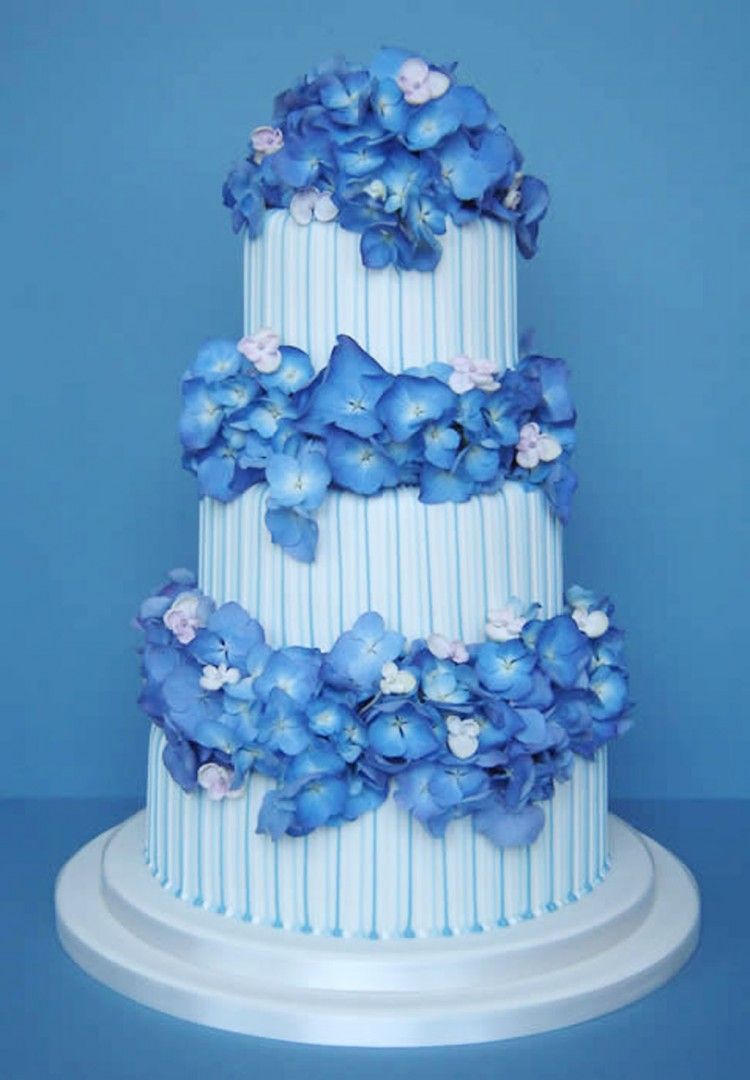 Торт в бело синем цвете без мастики