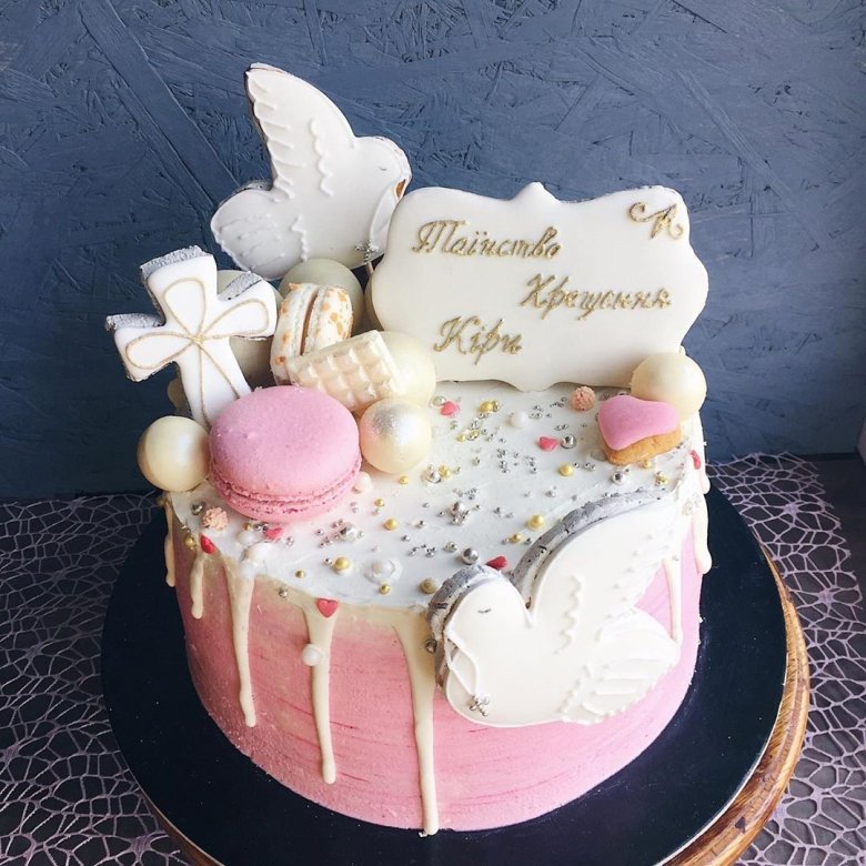 Декор торта с вафельными цветами и леденцами
