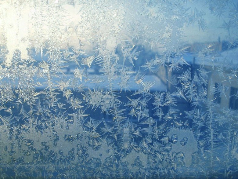 Снежинки на стекле