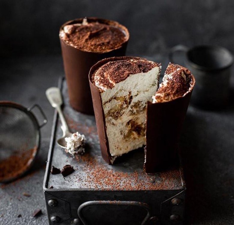Десерт в шоколадном стаканчике