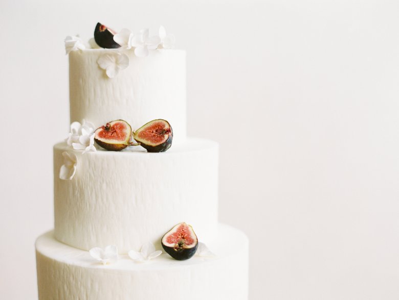 Торт свадебный Минимализм на белом фоне