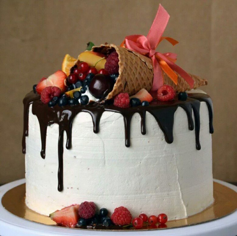 Украшение торта ягодами и шоколадом в домашних