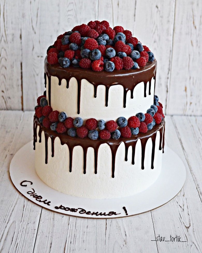 Тортик с подтеками и ягодами