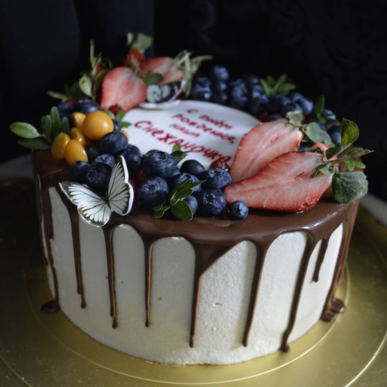 Муссовый торт украшенный ягодами