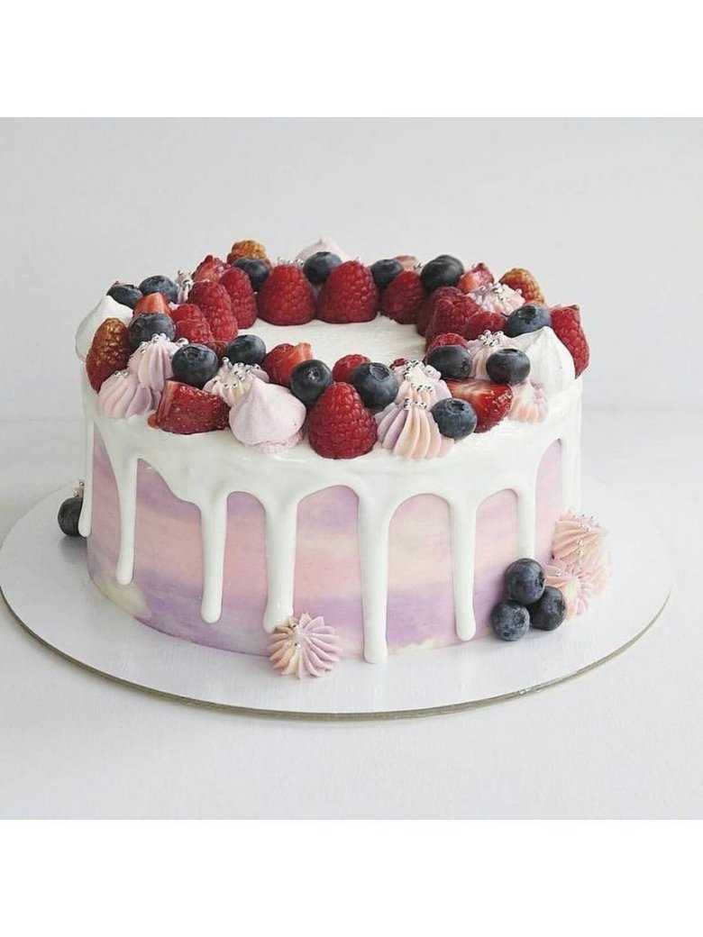 Розовый торт с ягодами