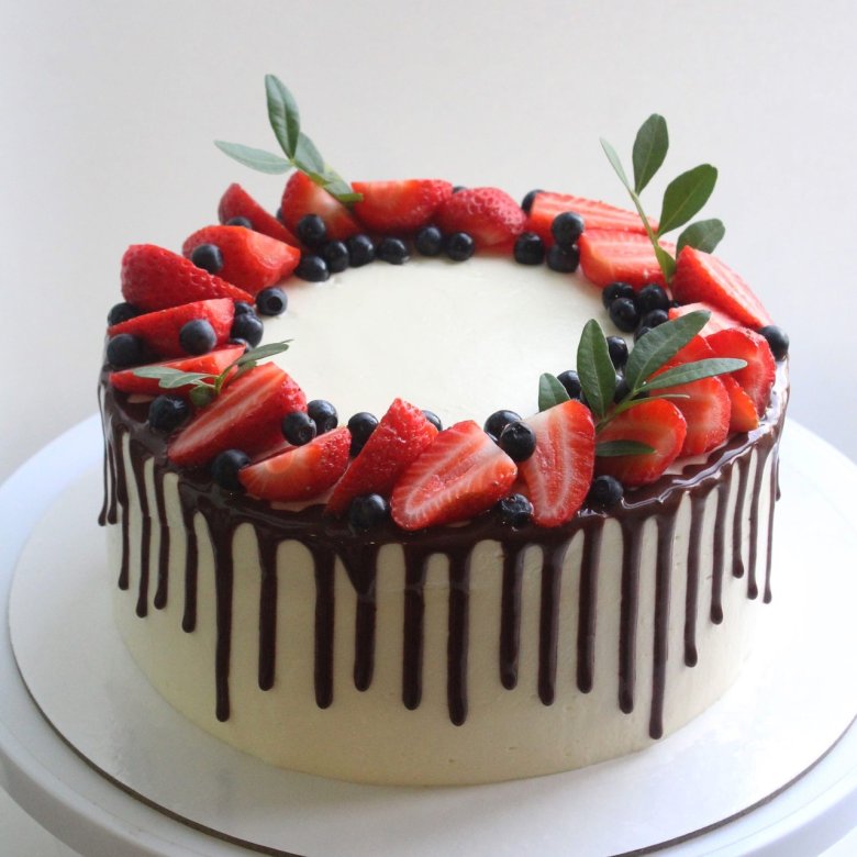 Бенто торт украшенный ягодами