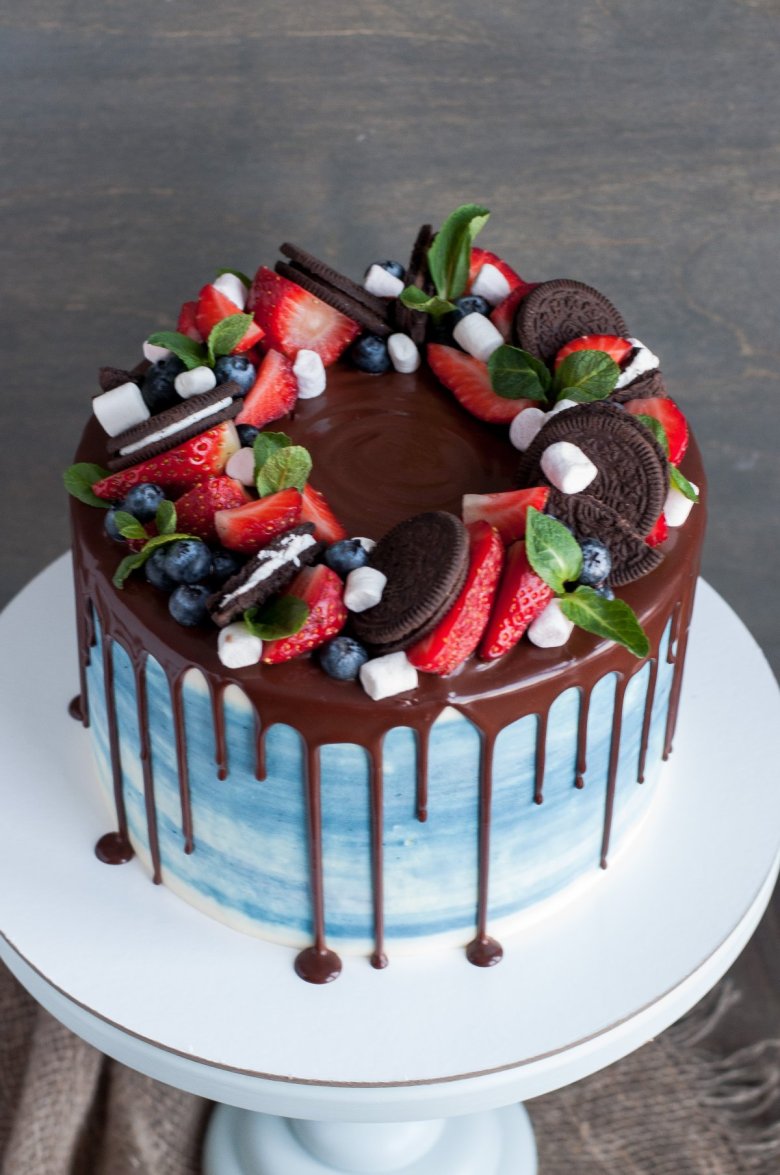 Торт украшенный ягодами и сладостями