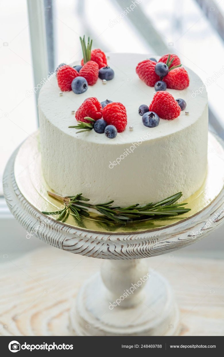 Декор торта малиной и голубикой