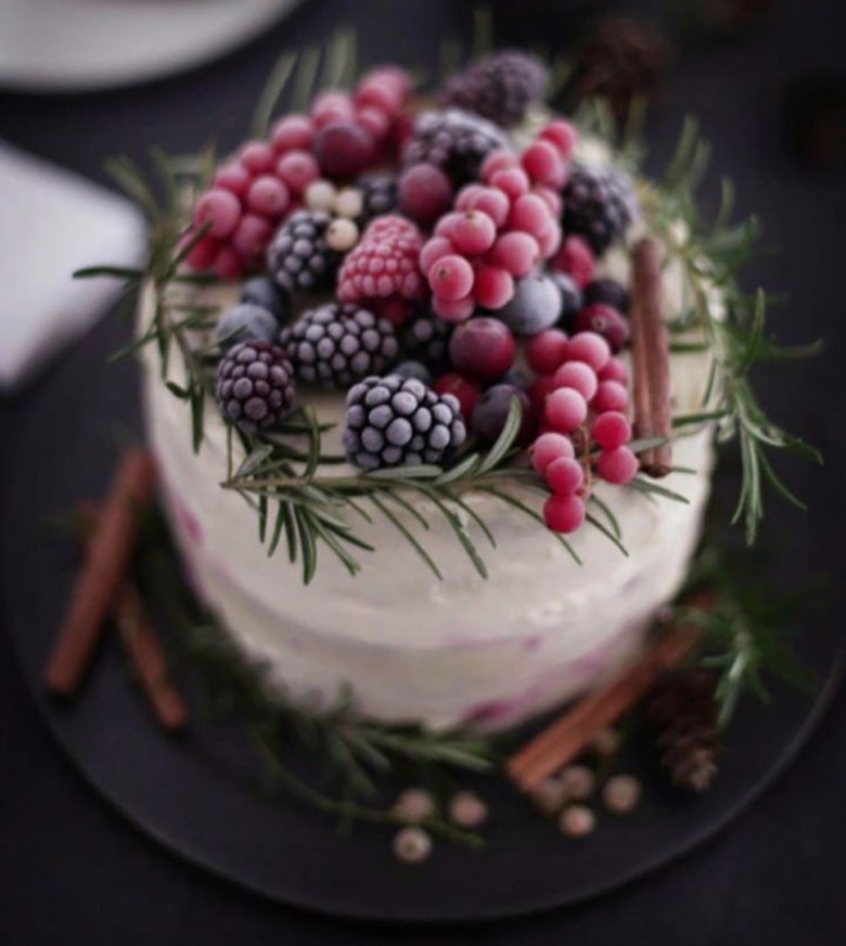 Зимнее украшение торта ягодами