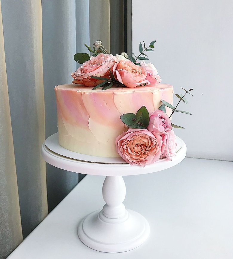 Свадебный торт с мазками и живыми цветами