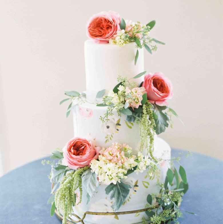 Трехъярусный торт с живыми цветами
