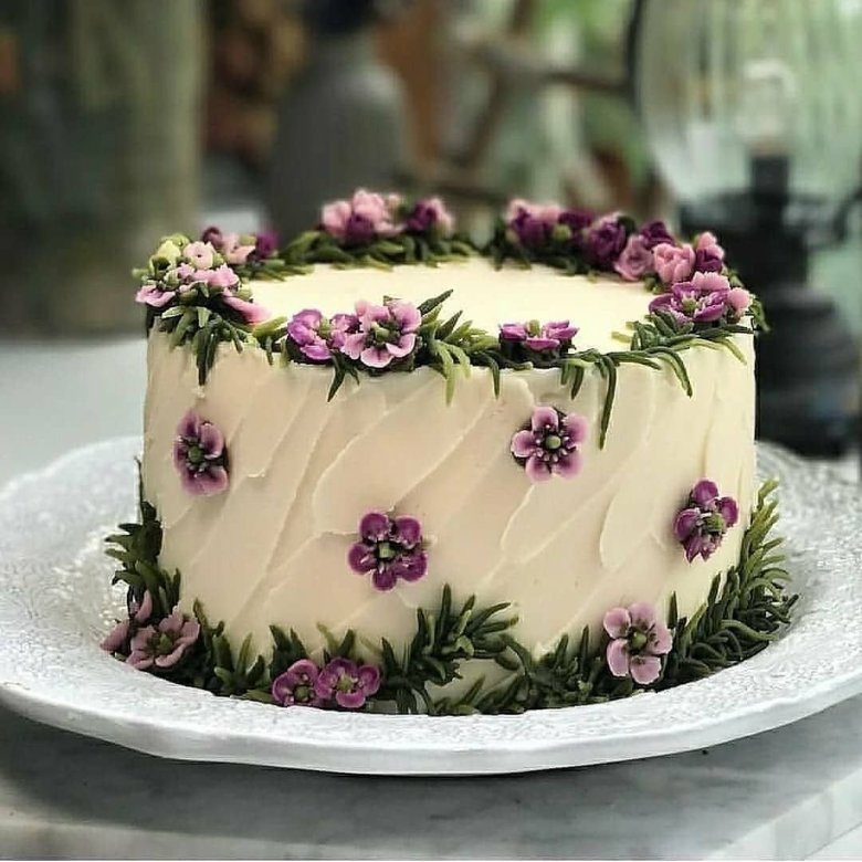 Торт украшенный цветами живыми