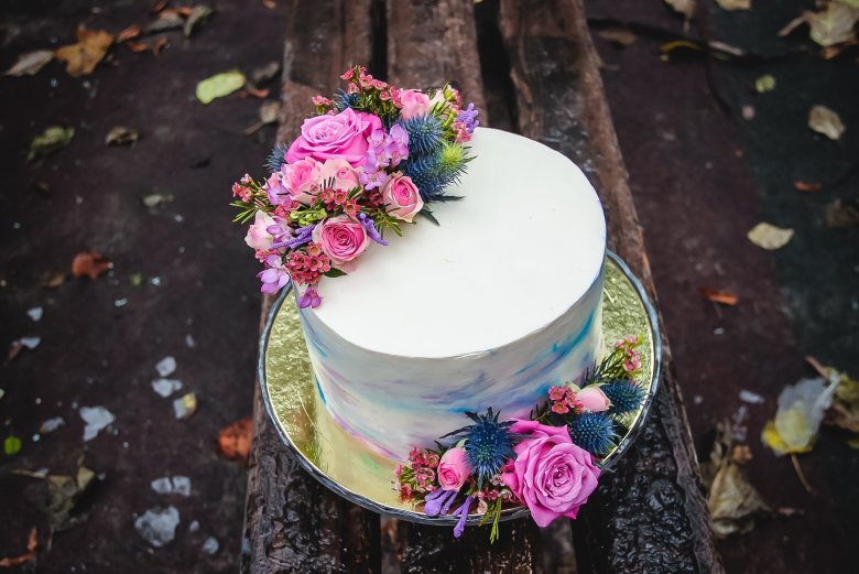 Торт с живыми цветами и ягодами одноярусный