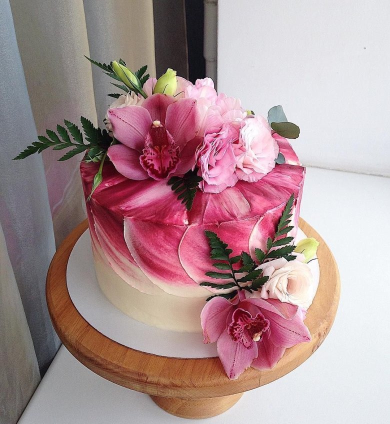 Торт для девушки с живыми цветами